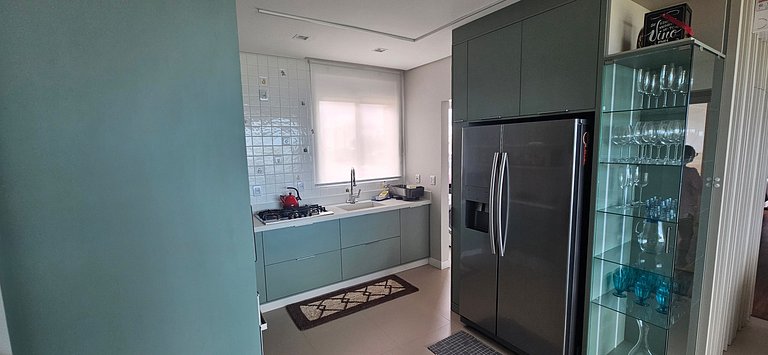 Lindo AP com cozinha gourmet e vista para o mar