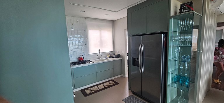 Lindo AP com cozinha gourmet e vista para o mar