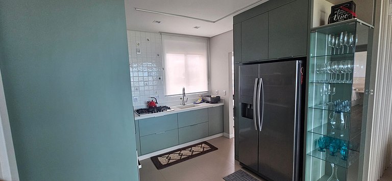 Lindo AP com cozinha gourmet e vista para o mar