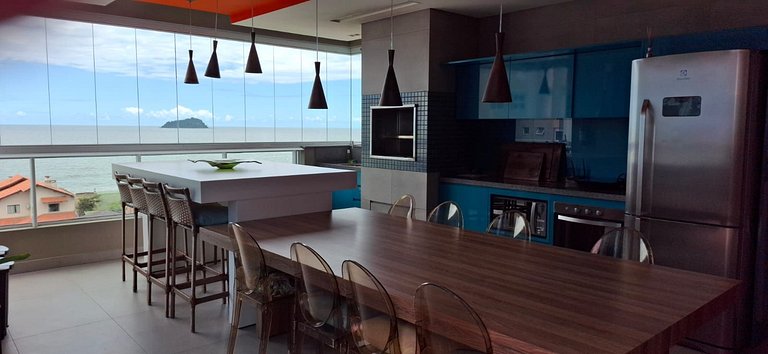 Lindo AP com cozinha gourmet e vista para o mar
